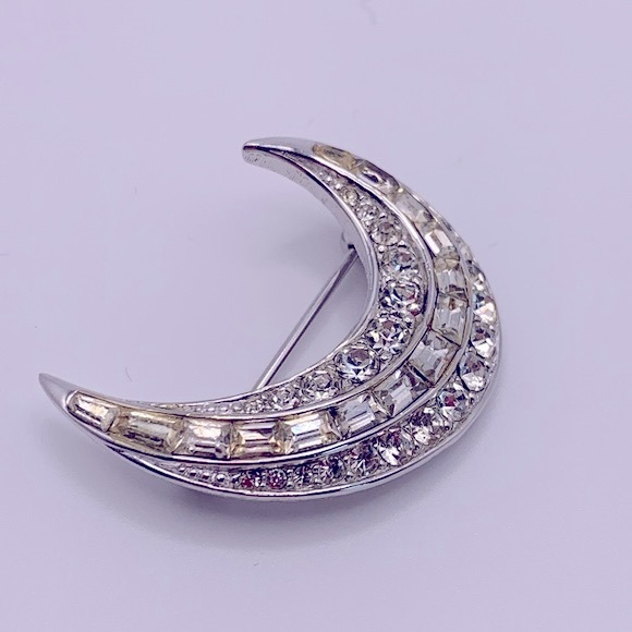 💝 Vintage Crystal Half Moon Brooch Pin - Picture 1 of 4